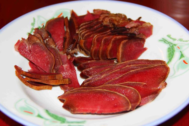 p>蜀风腊猪舌是成都市食品公司肉食加工厂的产品,是成都的传统名特